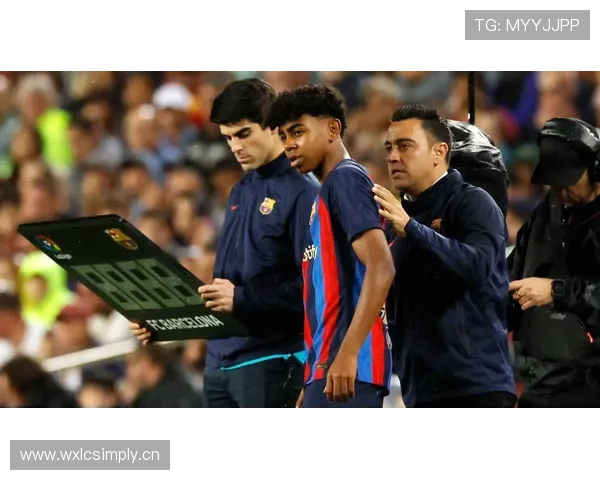 亚马尔与萨卡右边锋对比：进攻方式与比赛影响力差异解析